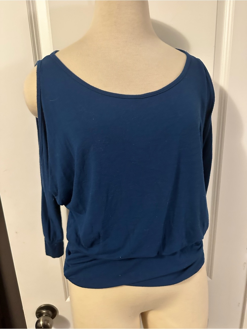 Women's Scoop Neck Long Sleeve Top in Deep Blue